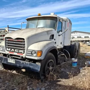 TRACTOCAMIÓN MACK CV 713 AÑO 2005